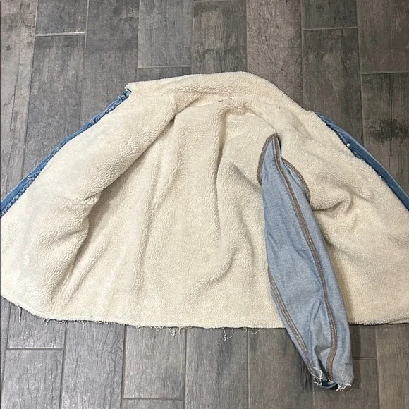 Idyllwind Blue Denim Jacket with Cream Sherpa Lining - Picture 5 of 5